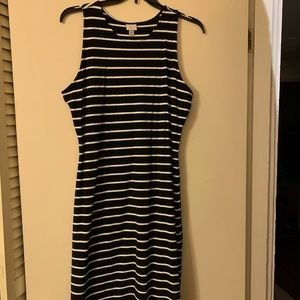 Sleeveless black and white striped dress w/ slits